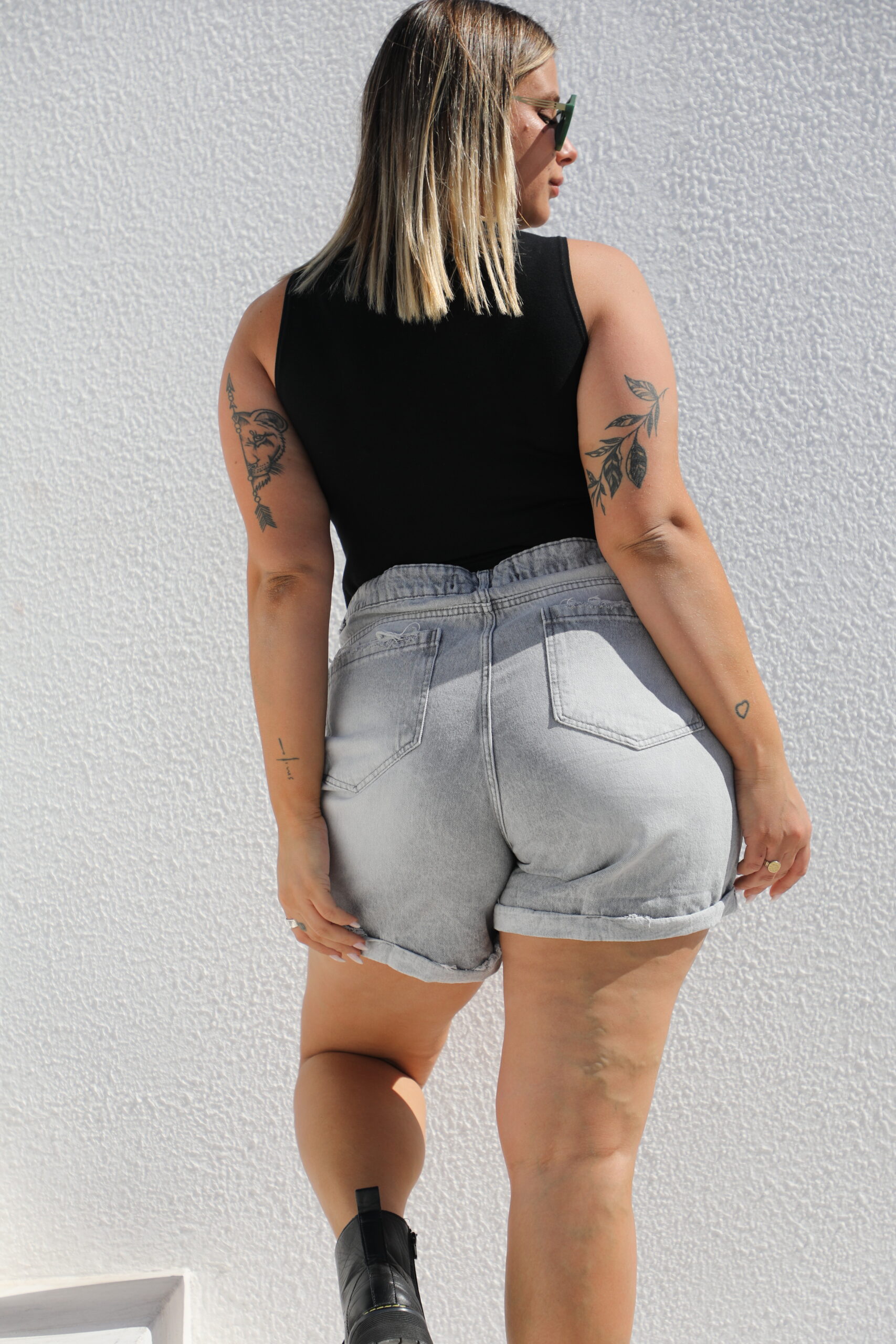 SHORT GRIS ANISAN CON RUEDO rigido - Imagen 6
